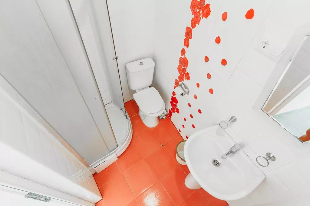 . Эллинг Море за окном Азовская 18. Лоо