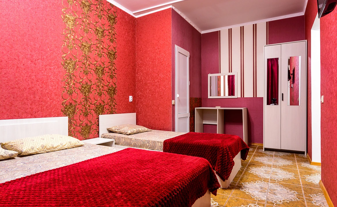 Семейный трёхместный комфорт. Гостевой дом УЮТ на ул. Новороссийское шоссе 1/7. Джубга