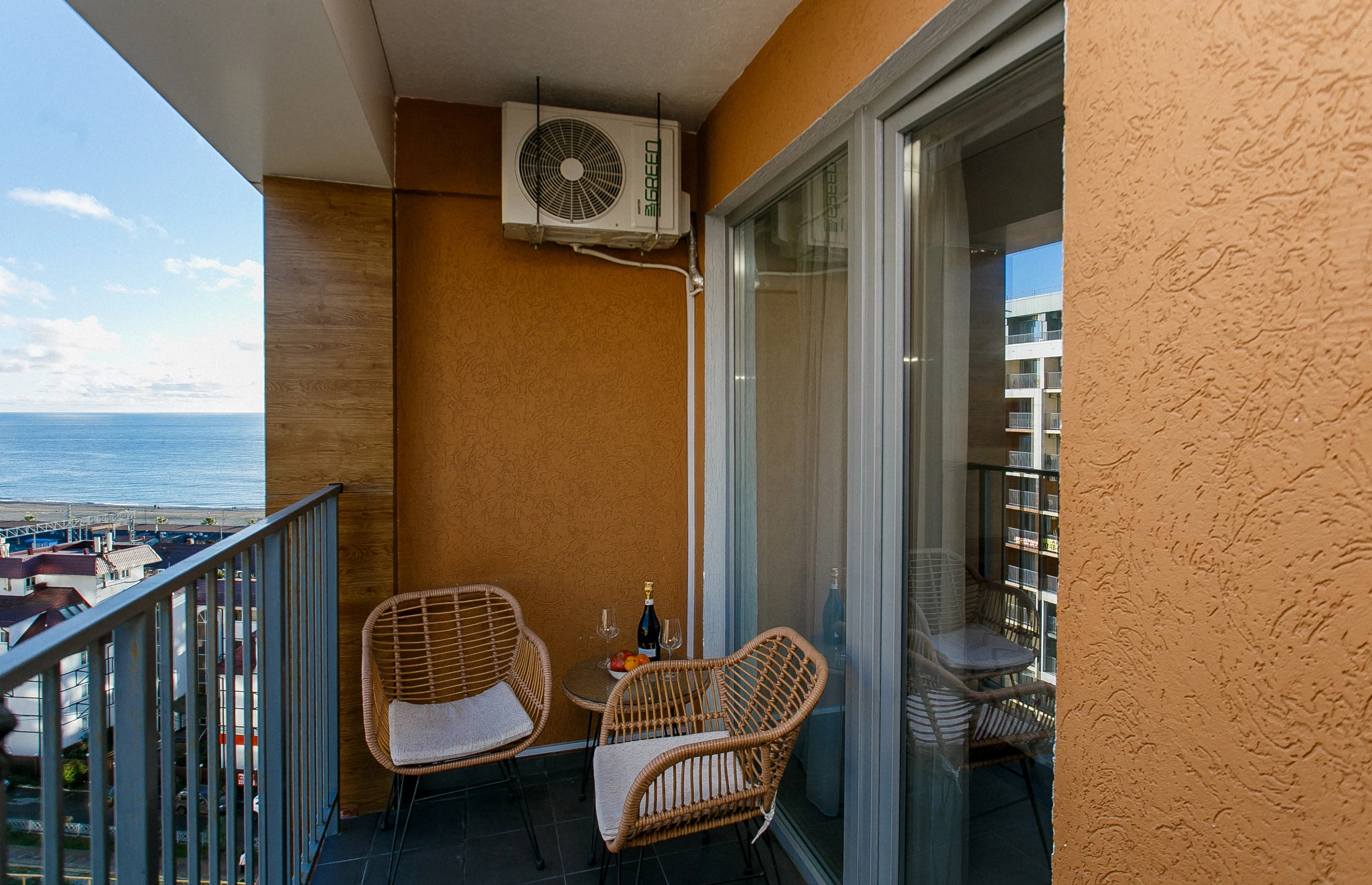 . Квартира в многоквартирном доме Стильный апартамент на первой береговой с видом на море. Дагомыс