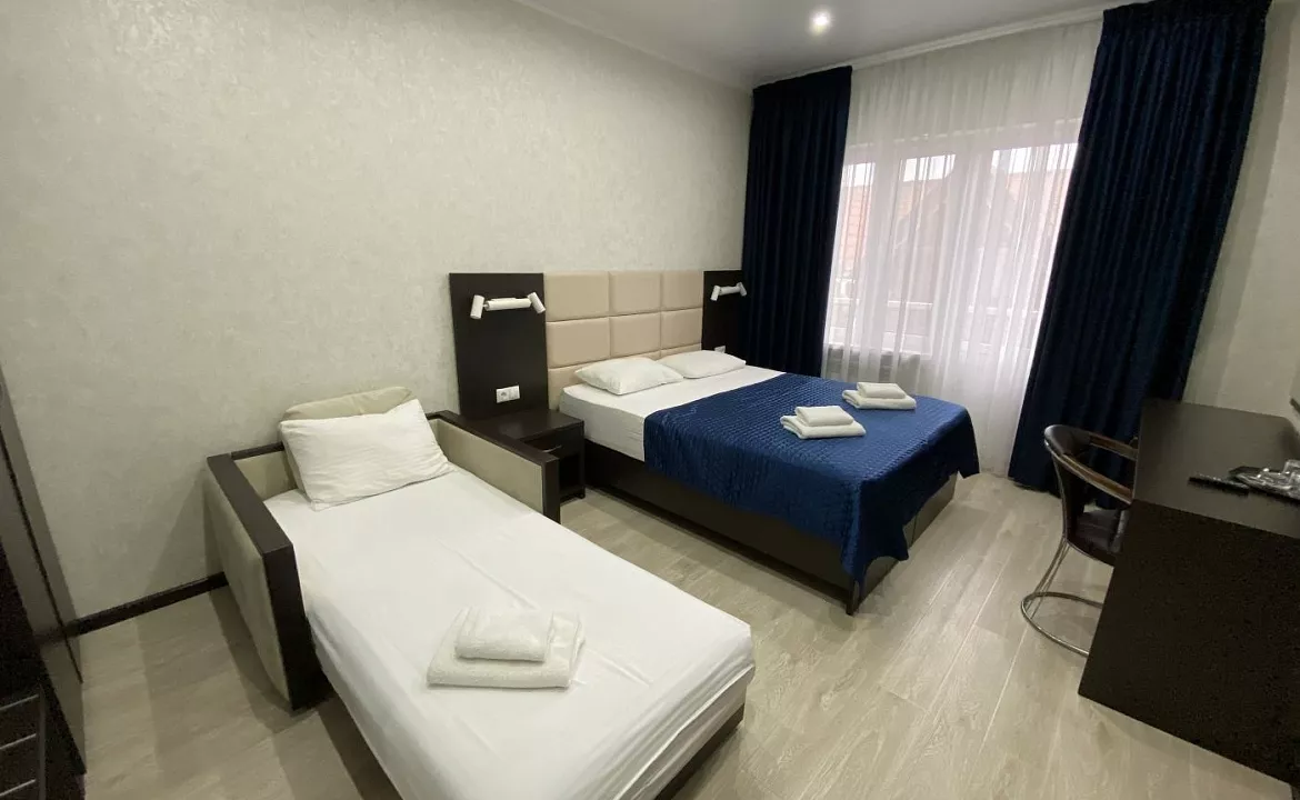 Семейный двухкомнатный пятиместный с балконом. Отель BLUE MARINE HOTEL. Адлер