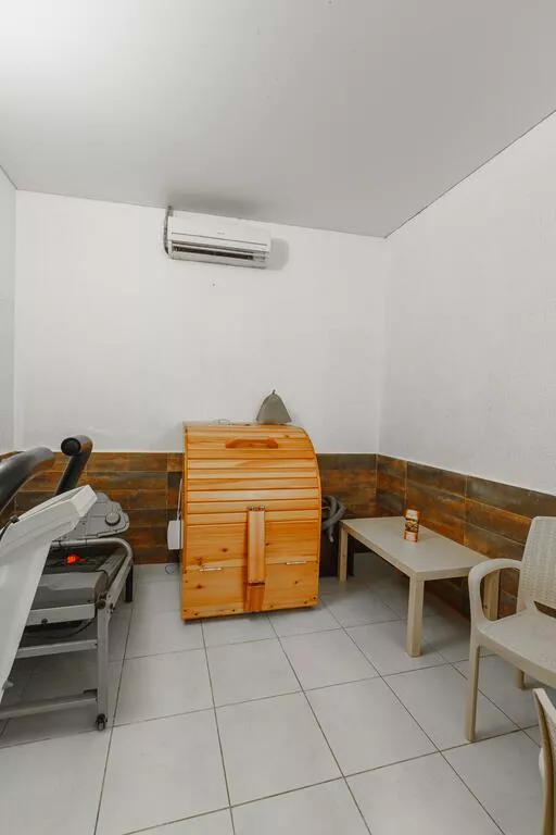 . Эллинг Море за окном Азовская 18. Лоо