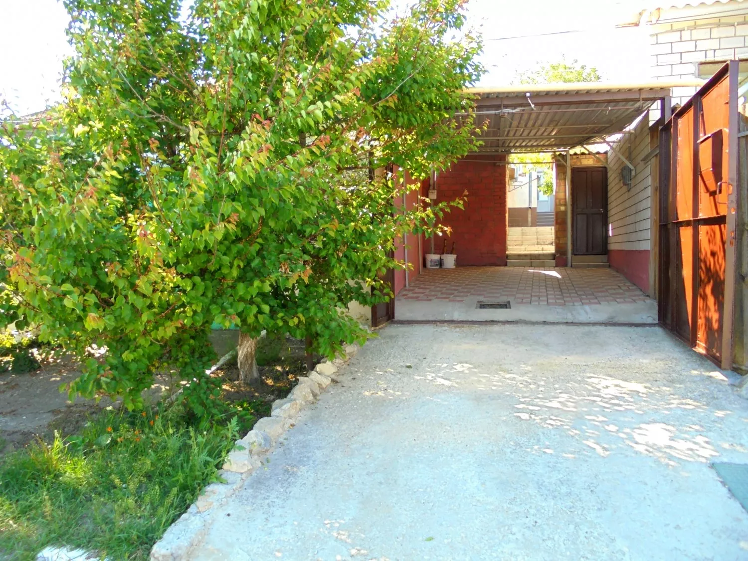 . Дом под ключ  Отдельный трехкомнатный дом со своим закрытым двором и гаражом без хозяев.. Феодосия