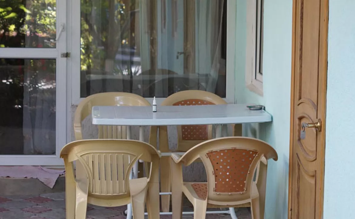 Четырехместный номер стандарт с кухней. Гостевой дом "У Леопольдовича". Малореченское