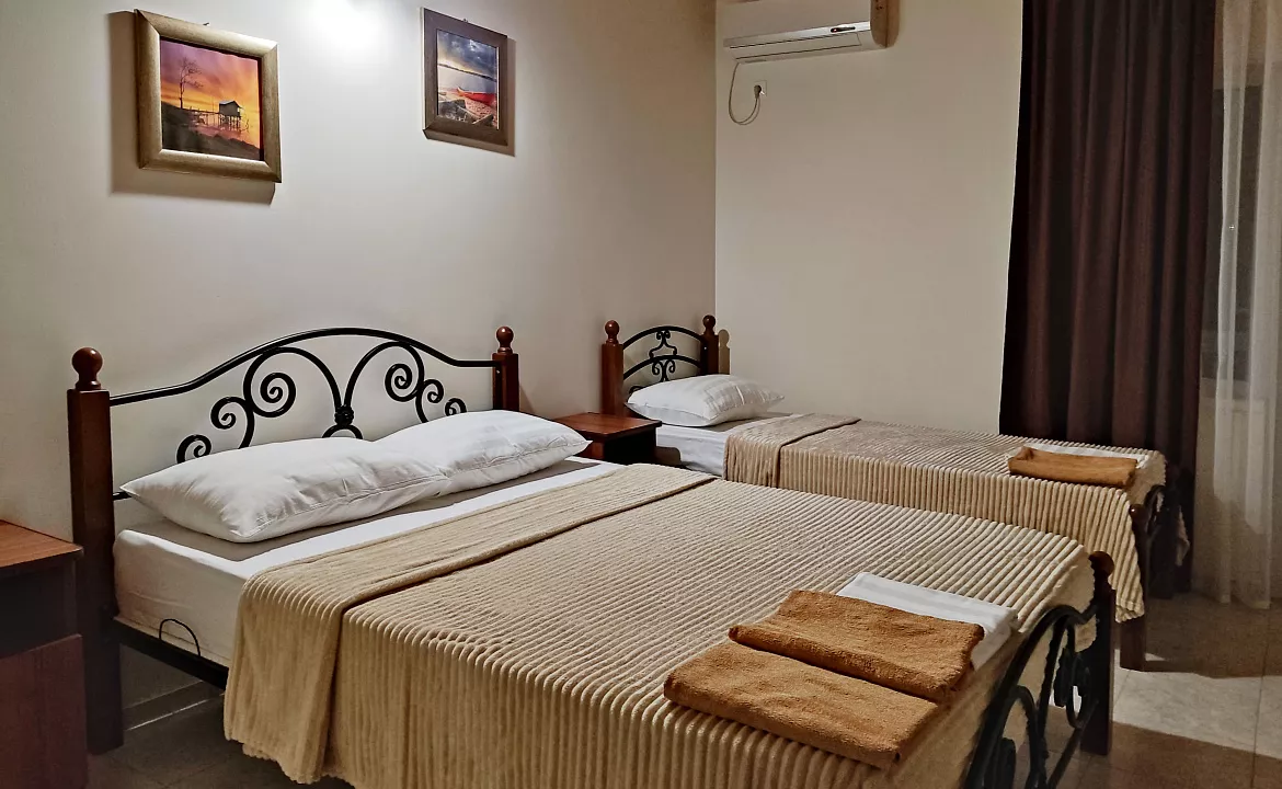 Трехместный с удобствами и балконом. Гостевой дом "Одиссей" - Кабардинка. Кабардинка Трехместный с удобствами и балконом. Гостевой дом "Одиссей" - Кабардинка. Кабардинка