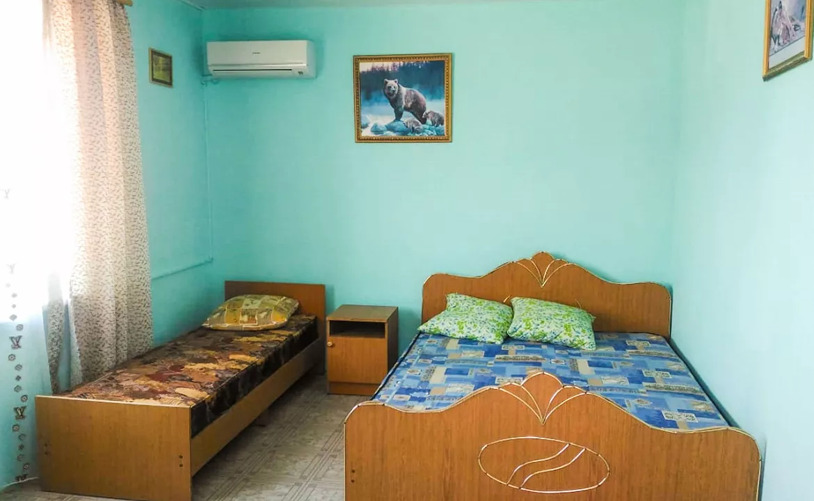 Полулюкс 3-х местный -  №1. Гостевой дом Сибирь. Голубицкая Полулюкс 3-х местный -  №1. Гостевой дом Сибирь. Голубицкая