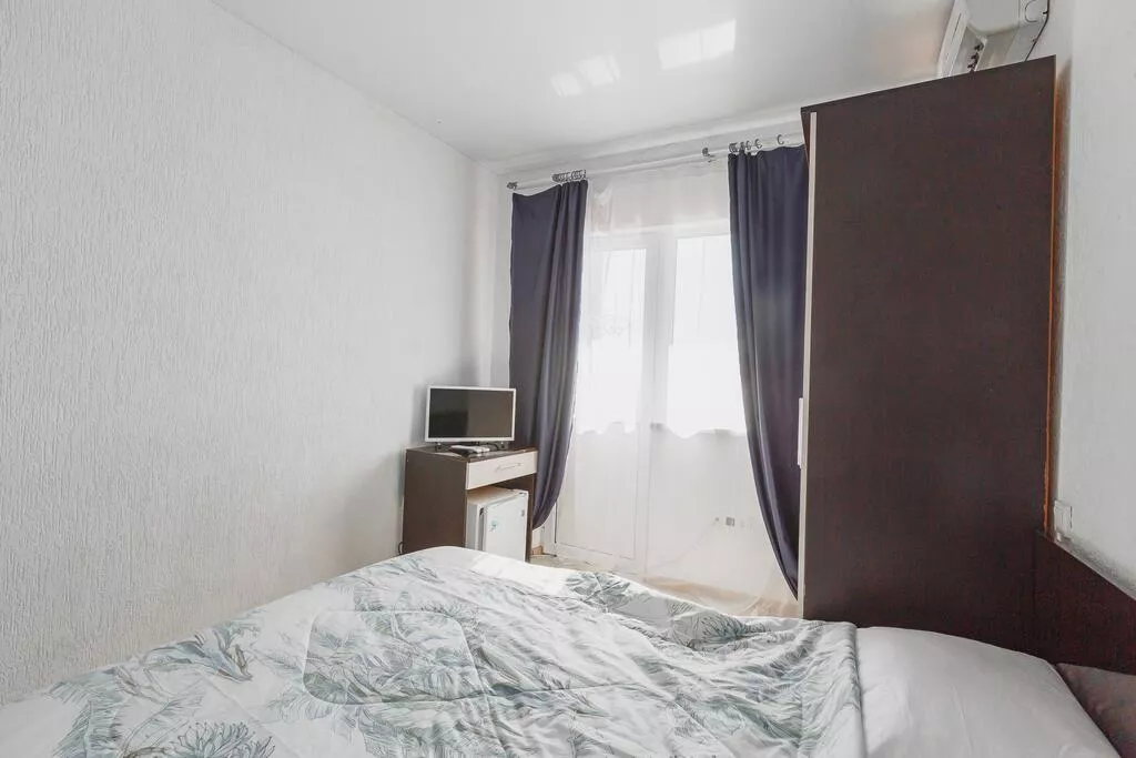 . Эллинг Море за окном Азовская 18. Лоо