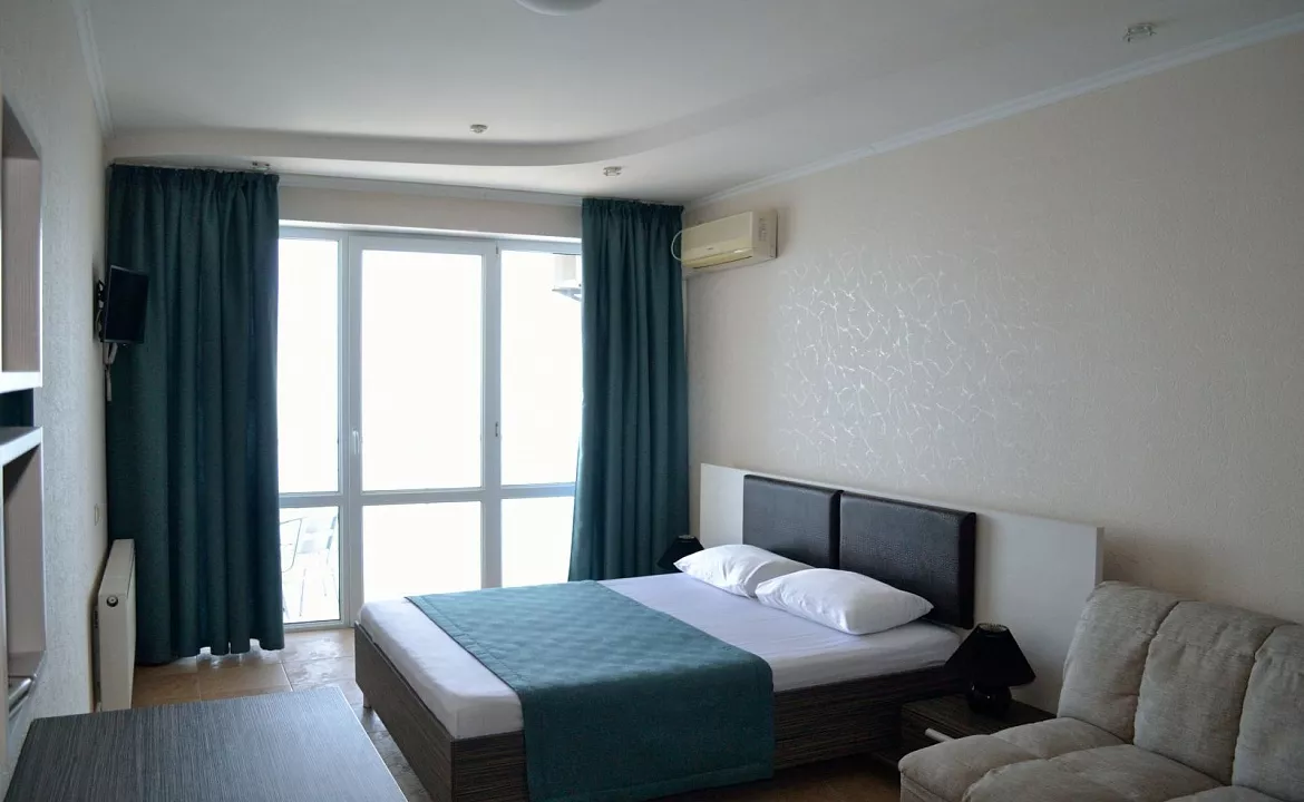 Стандарт (вид на море). Hotel & Osteophaty center "Lotus". Утёс