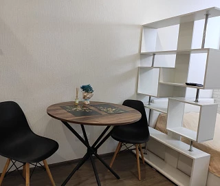 Студия. Квартира в многоквартирном доме Студия на Светлане. 