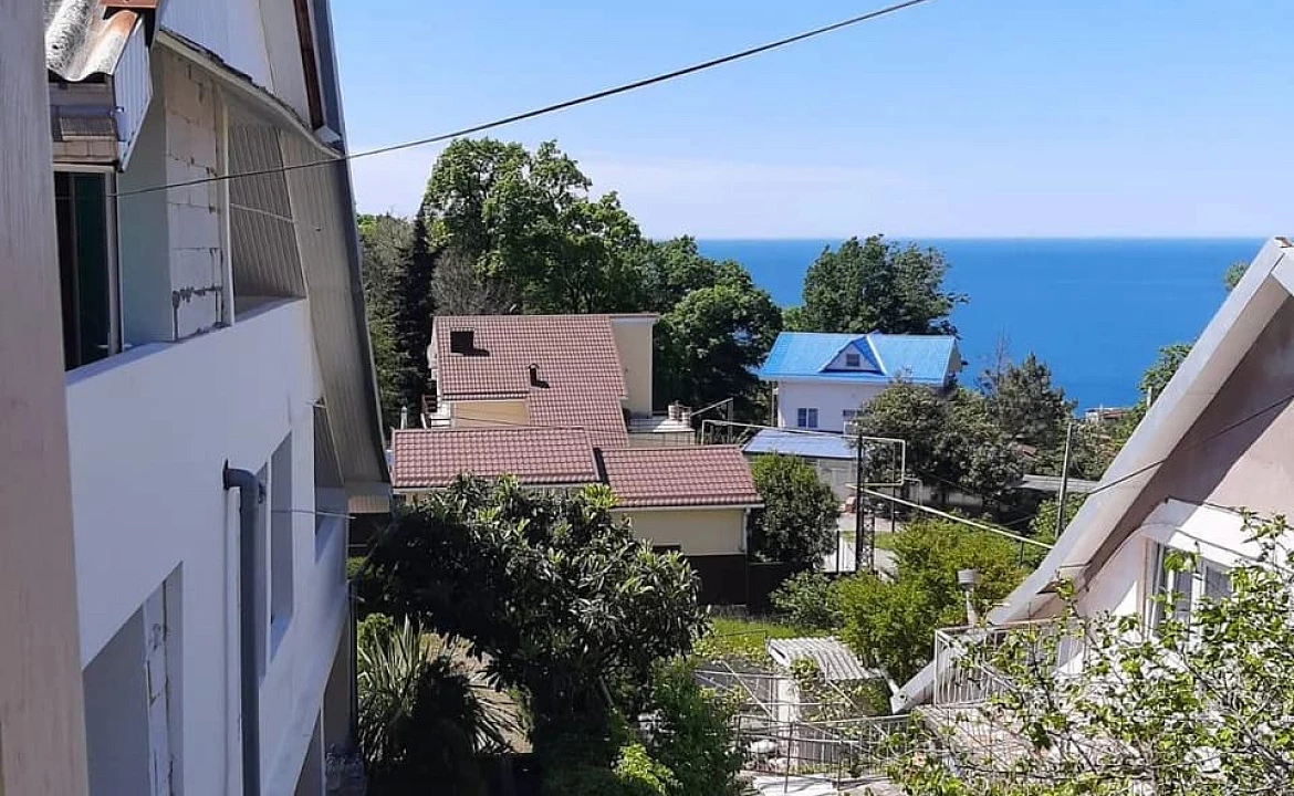 Второй этаж отдельного домика люкс класса, 2 комнаты, от 1 до 2 гостей, двуспальная кровать, балкон. Гостевой дом "Горная лаванда". Лазаревское