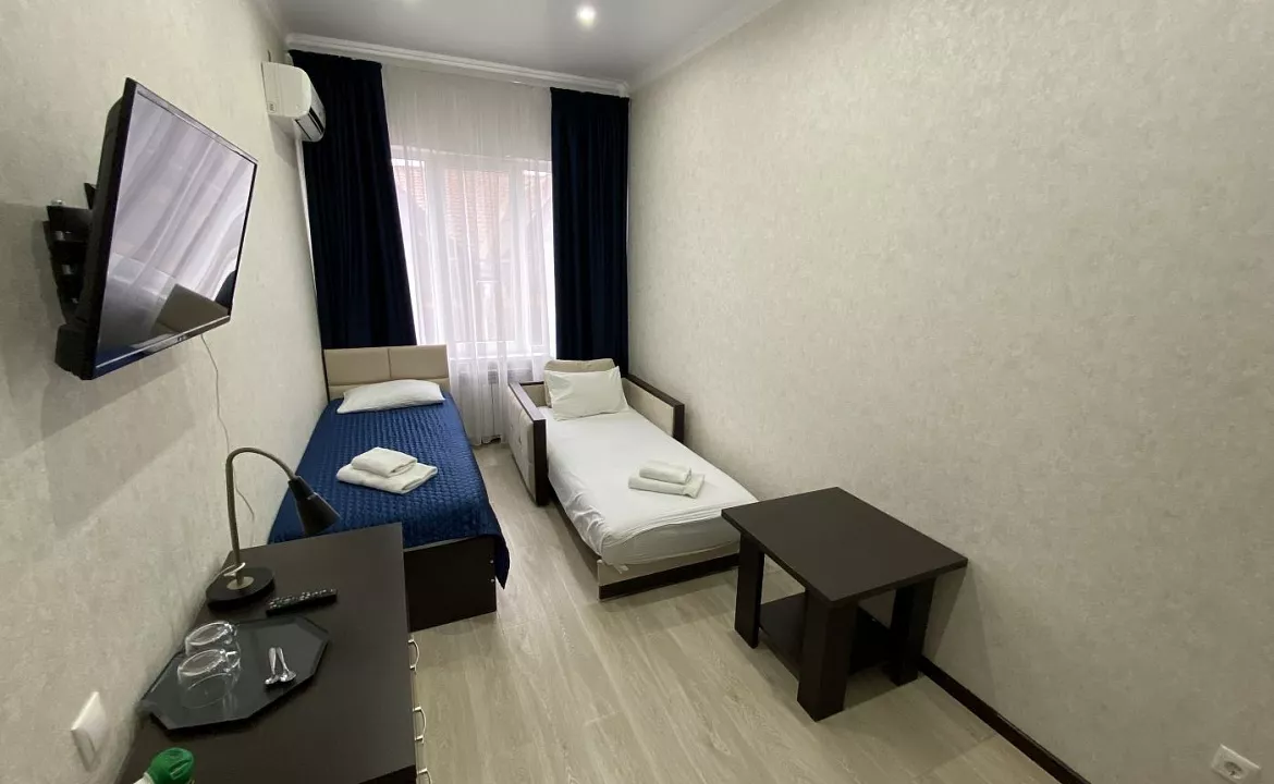 Семейный двухкомнатный пятиместный с балконом. Отель BLUE MARINE HOTEL. Адлер