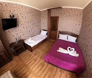 Трехместный номер. Отель GrandLoo. 