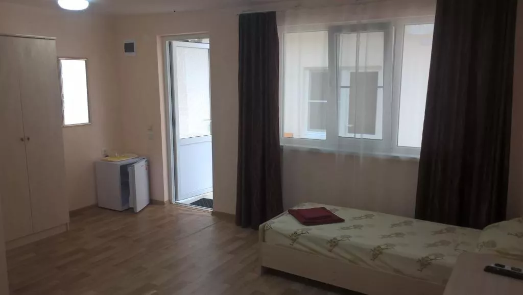 Классический трехместный номер. Гостевой дом "На Изумрудной 45/1" . Лазаревское