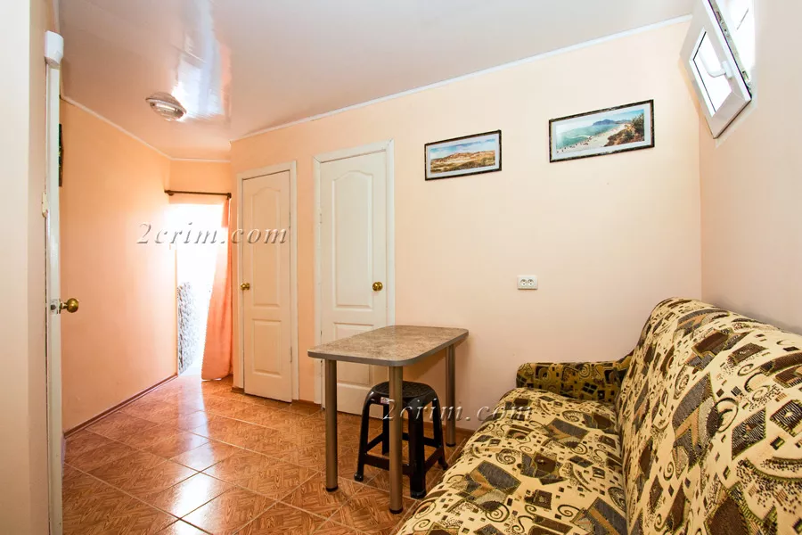 Четырехместный номер в коттедже Уютный дворик. Гостевой дом "Крымский кораблик". Орджоникидзе