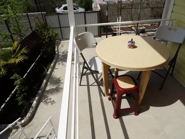 . Гостевой дом «Квартирки у моря» (кухня в номере). Вардане