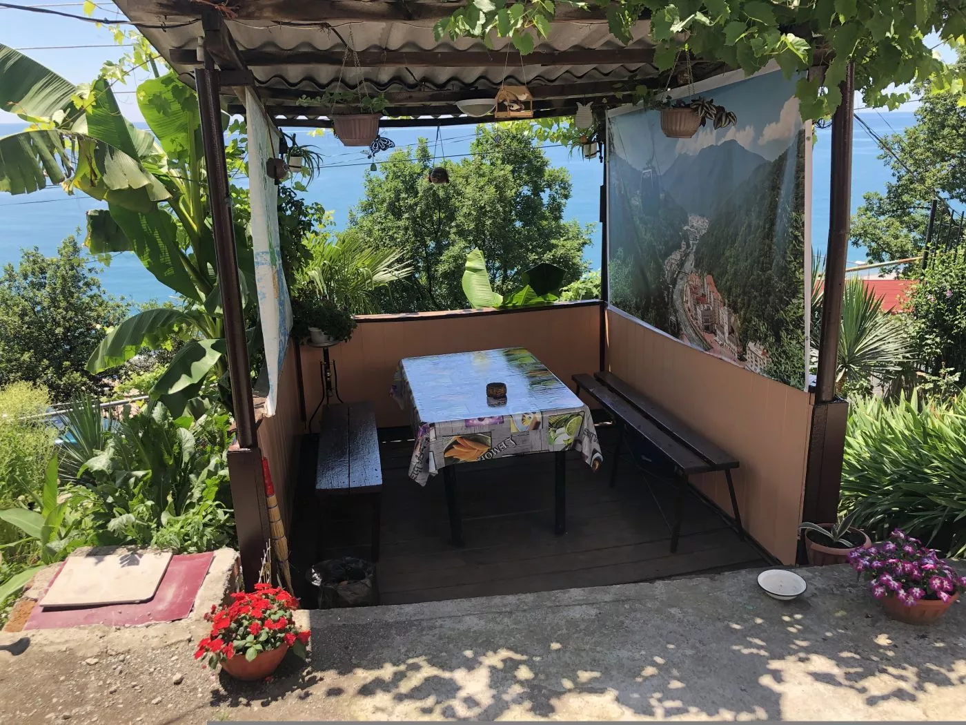 . Квартира со своей личной беседкой и качелями . Лазаревское