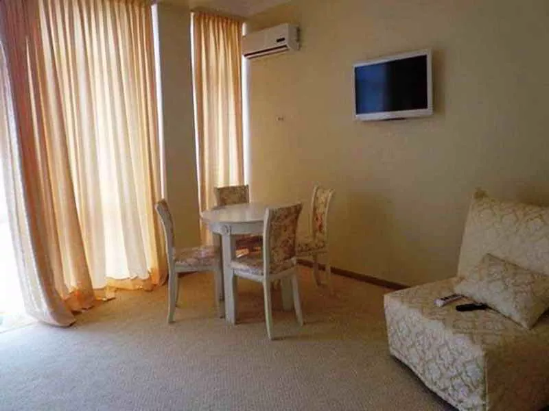 Люкс с балконом и кроватью размера «king-size». Отель "Индисан". Гагра