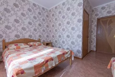 2-Х МЕСТНЫЙ НОМЕР С 1 ДВУСПАЛЬНОЙ КРОВАТЬЮ И ДОПОЛНИТЕЛЬНОЙ КРОВАТЬЮ. Гостевой дом «Августа» . Аше