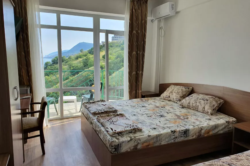 3-местный номер с балконом и видом на море, горы, бассейн и Алушту. Гостевой дом «Камилла Sunrise». Алушта