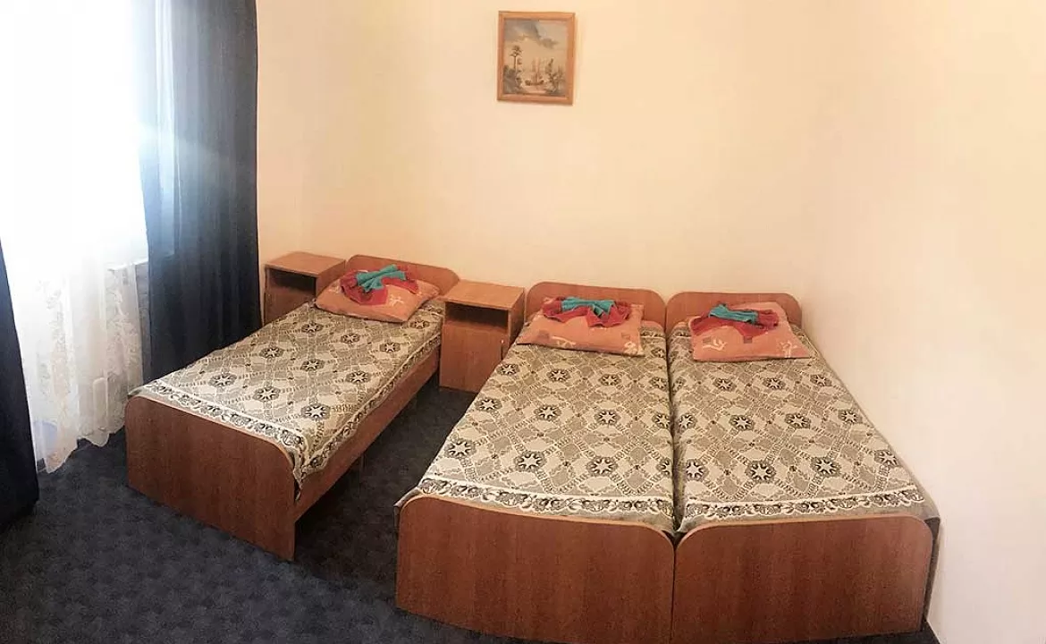 Трехместный номер с удобствами на блок. Гостиница "Алекс". Витязево