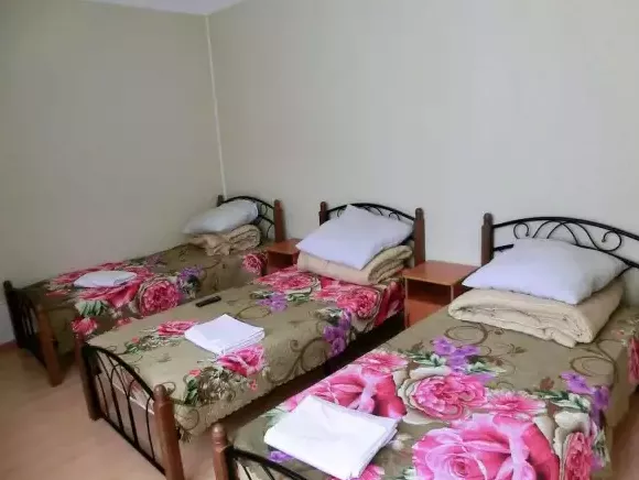 Стандартный трехместный. Гостиница «Айс Черри». Домбай-гостиницы