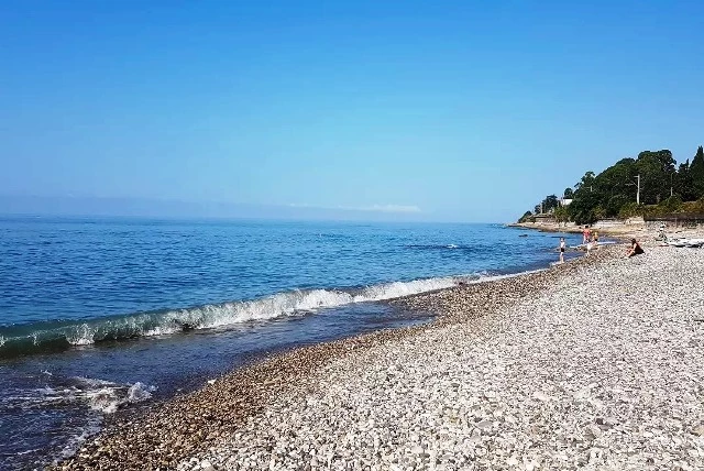 . ОТДЕЛЬНЫЙ 2-х комнатный ДОМИК со всеми удобствами  (семь спальных мест)!  МОРЕ напротив! . Новый Афон