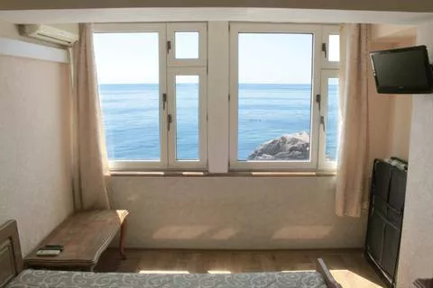 Трехместный номер (№ 4). Эллинг ЮБК «Чайка». Алупка