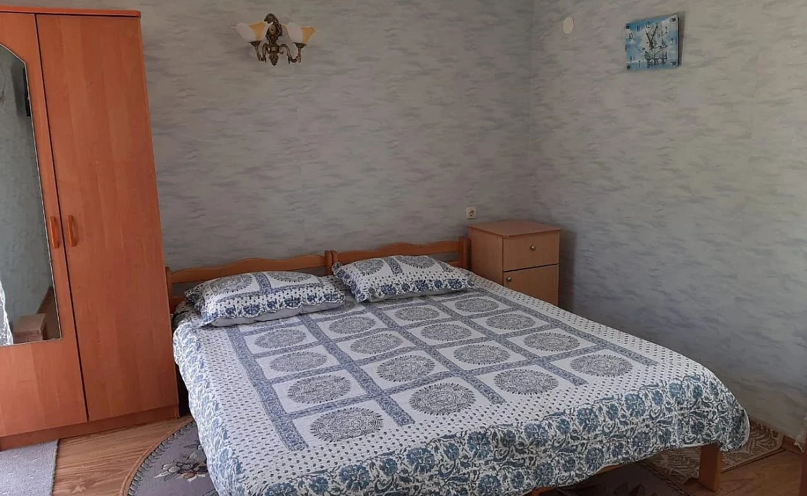 Второй этаж отдельного домика люкс класса, 2 комнаты, от 1 до 2 гостей, двуспальная кровать, балкон. Гостевой дом "Горная лаванда". Лазаревское