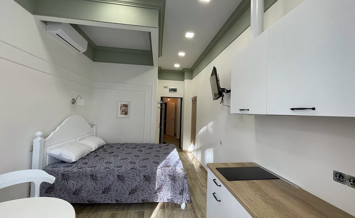 Апартамент для 2 гостей. Квартира в многоквартирном доме Апартамент-студия. Ливадия