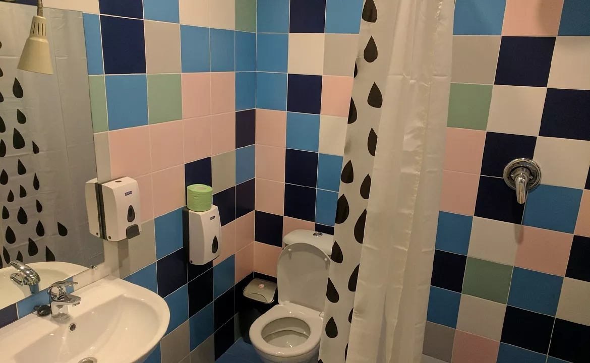 2-местный номер в блоке с удобствами на 2 номера. Хостел Борода. Ялта