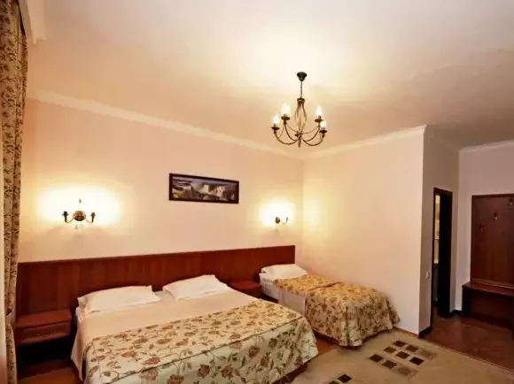 3-х местный «Семейный». Отель «Каприз». Домбай-гостиницы