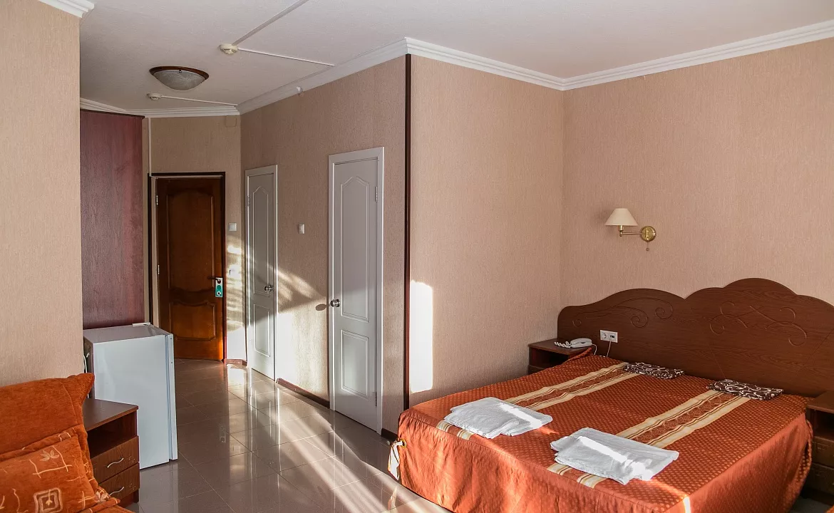 Трехместный номер. Гостиница "Южная ночь"      . Джубга