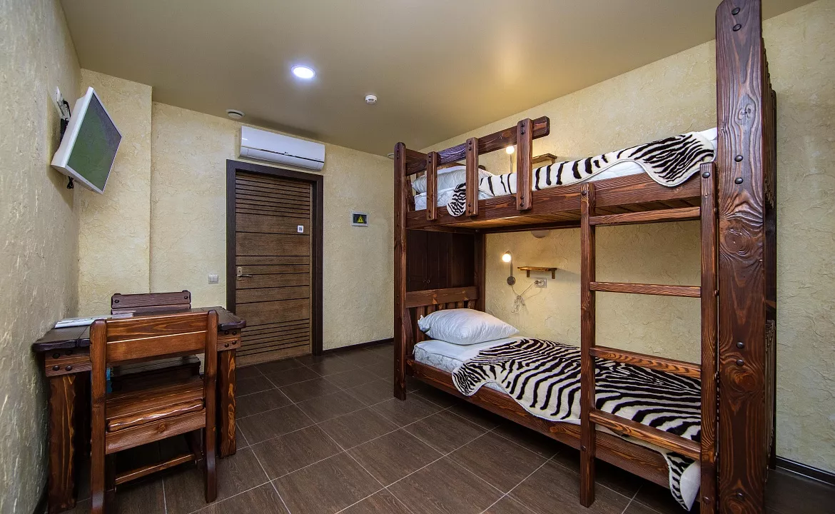 Двухъярусная кровать в общем номере для мужчин с 2 кроватями. Хостел Bamboo Hotel. Адлер