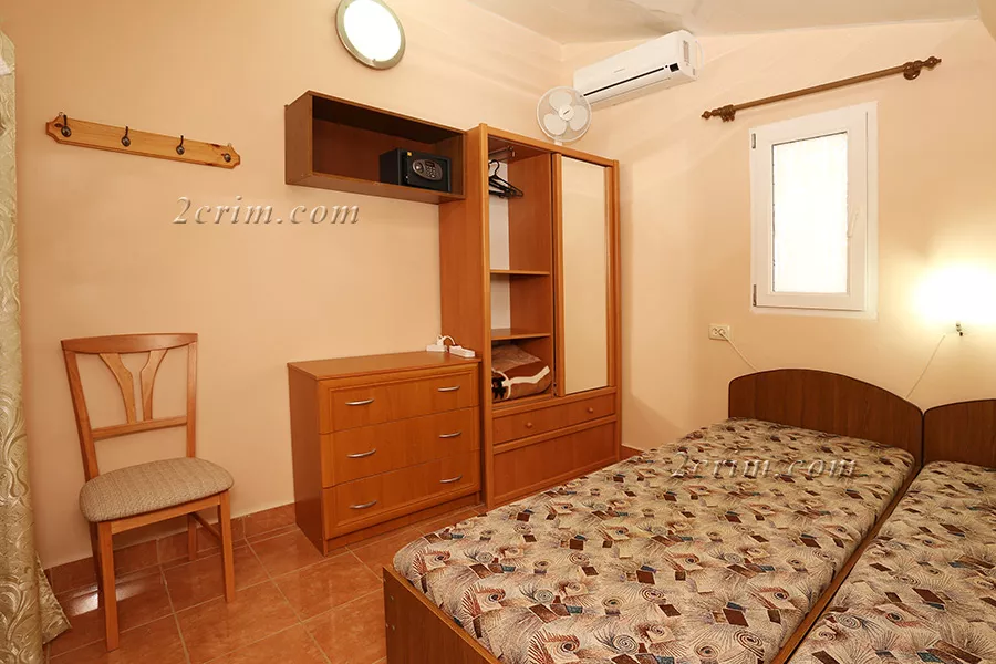 Двухместный номер в коттедже Уютный дворик. Гостевой дом "Крымский кораблик". Орджоникидзе