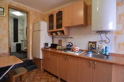 4-х мест. номер с кухней и двориком 1-й этаж. Гостевой дом "Лето". Алушта