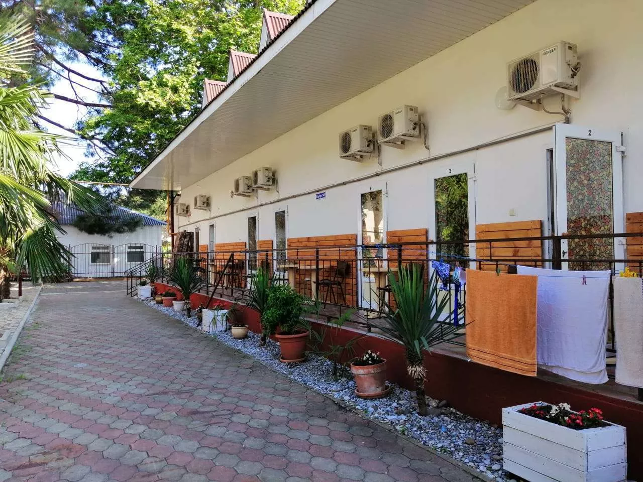 . База отдыха На берегу . Лазаревское