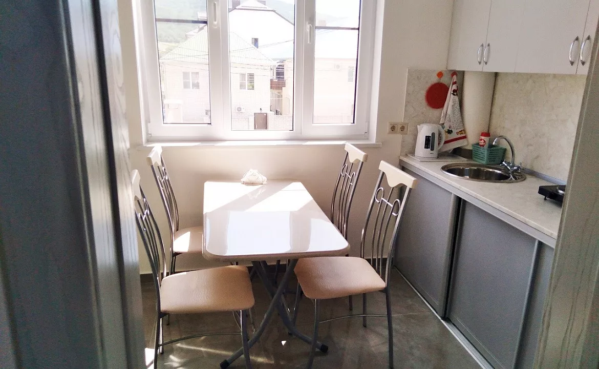 Апартаменты двух комнатные с собственной кухней. Гостевой дом Aleksa. Кабардинка