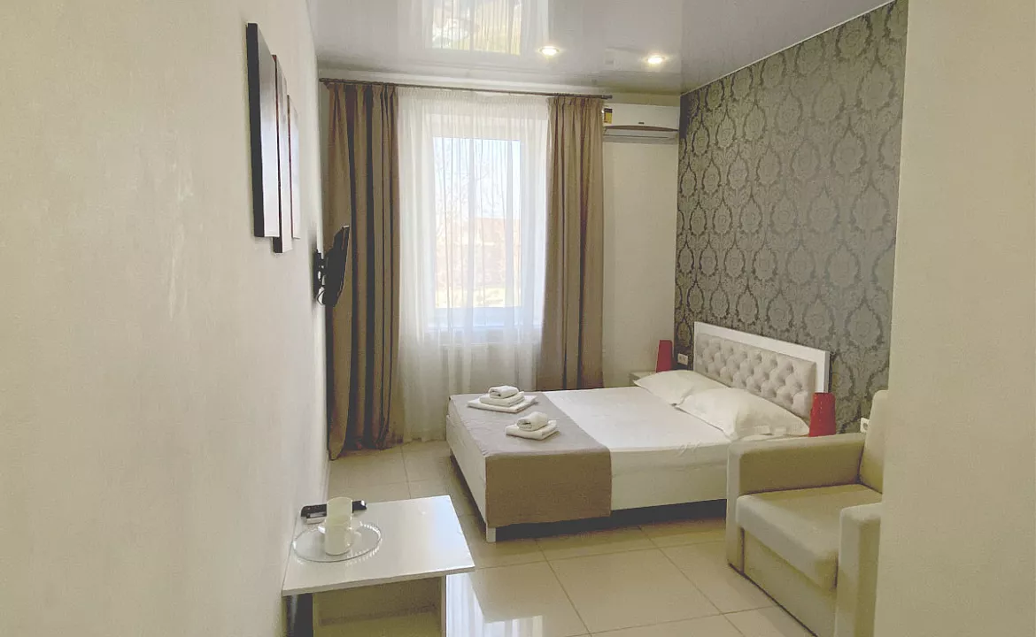 2-х местный номер «Улучшенный» с двуспальной кроватью. Отель «Эра». Анапа