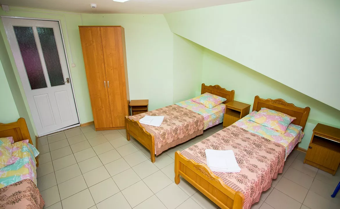 Трехместный номер категории «Эконом». База отдыха "Слава". Витязево