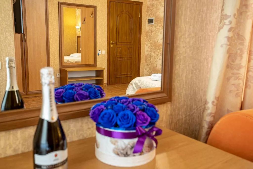 Трехместный номер с балконом. Отель Атмосфера. Кабардинка Трехместный номер с балконом. Отель Атмосфера. Кабардинка