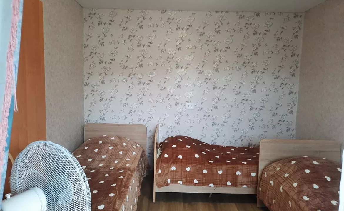 Трехместный удобства на этаже.. Гостевой дом "Галина" . Вишневка Трехместный удобства на этаже.. Гостевой дом "Галина" . Вишневка