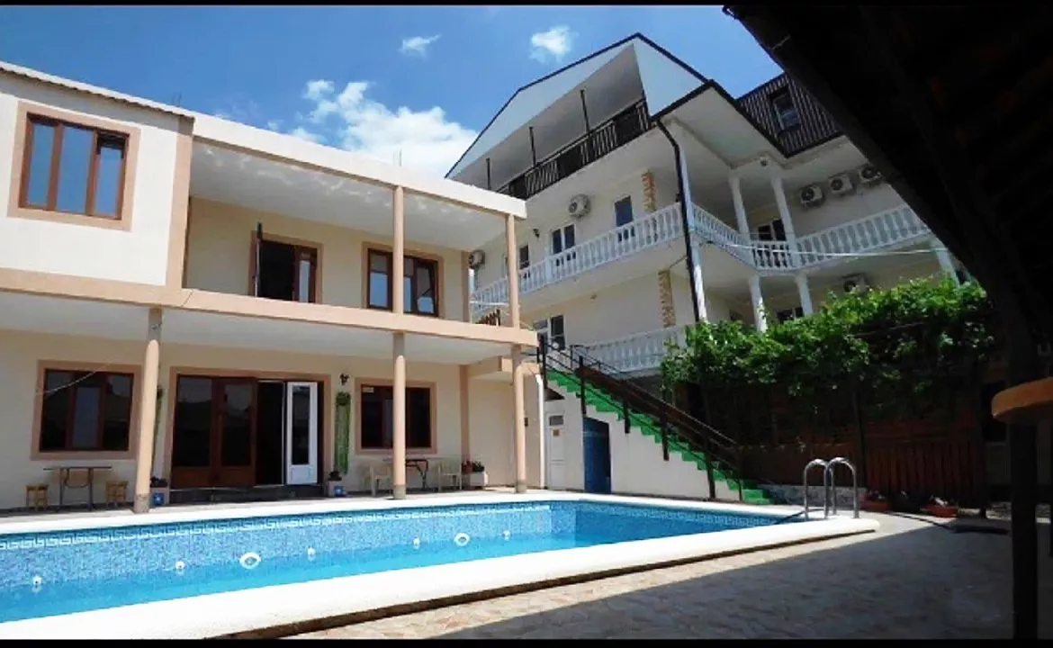 Апартаменты двух комнатные с собственной кухней. Гостевой дом Aleksa. Кабардинка