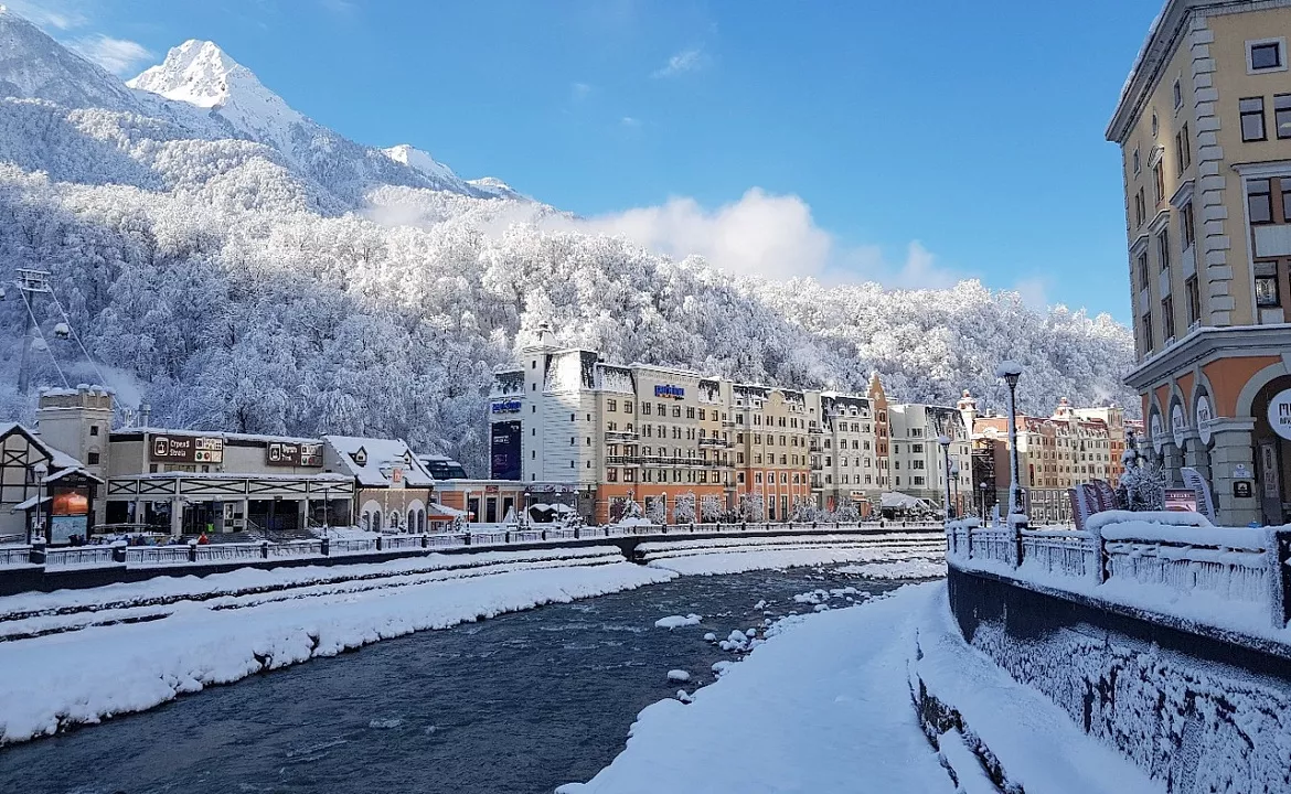 Фотография горного курорта Роза Хутор взята из аккаунта ВКонтакте: https://vk.com/rosakhutor