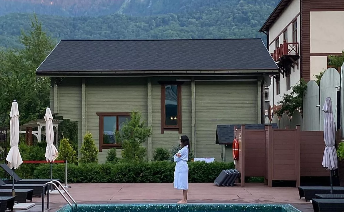 Семейный номер с двумя спальнями (первый этаж). Отель «HILLS POLYANA». Красная Поляна