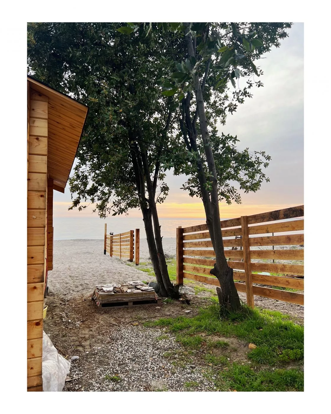 . Коттеджи на берегу моря со всеми удобствами . Сухум