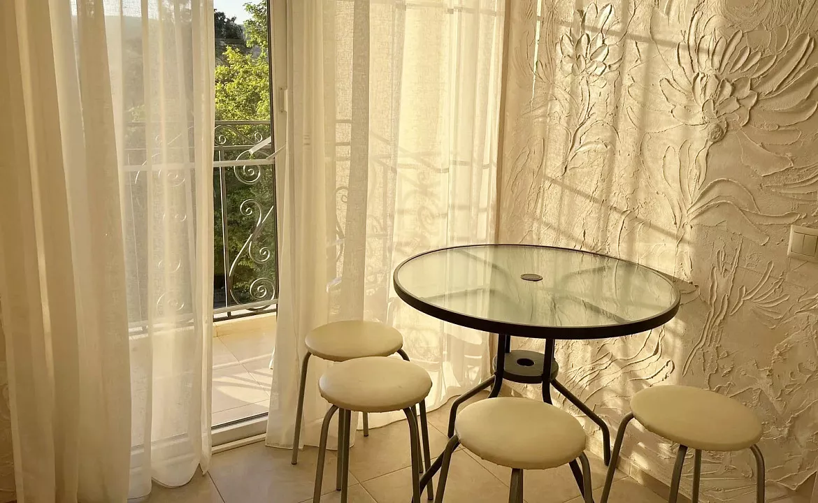 Апартаменты на 4-х человек с балконом. Гостевой дом "МЕЛИС". Дивноморское