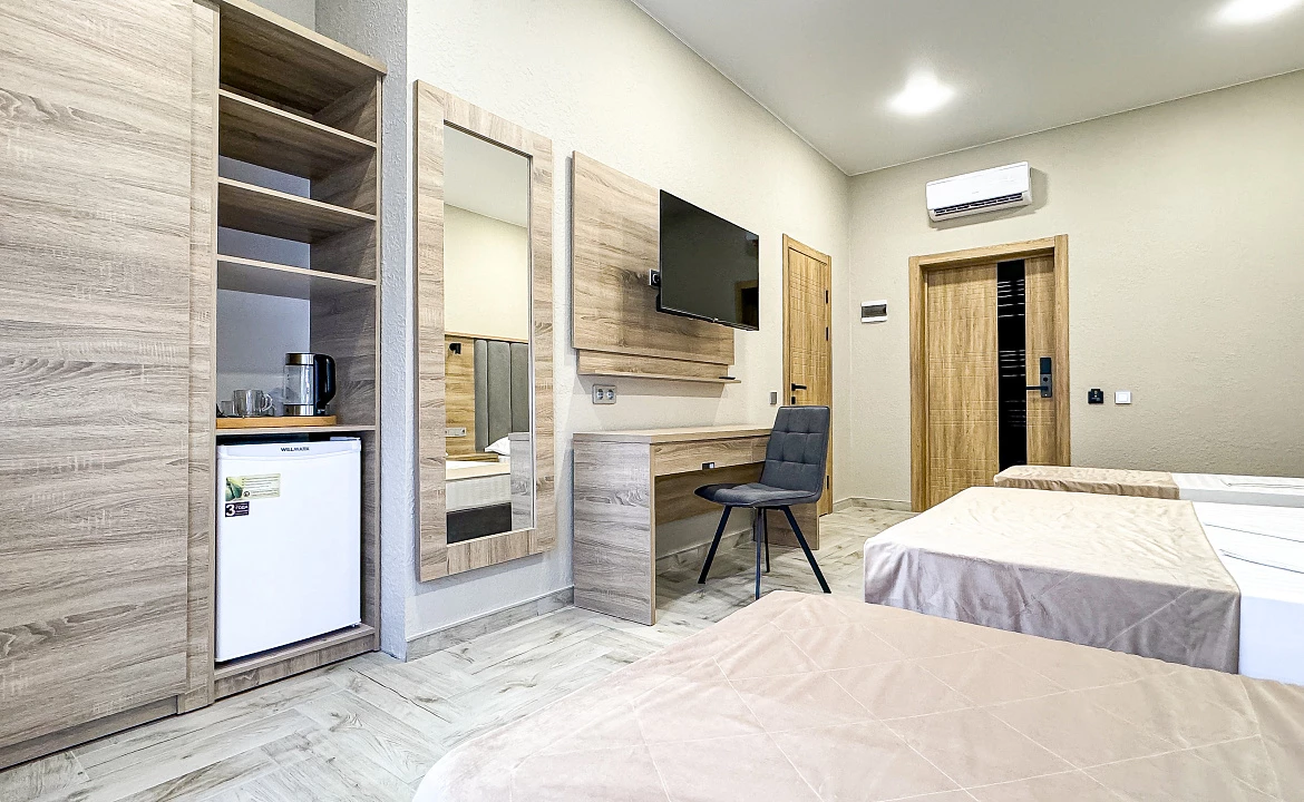 Корпус 2 Delux 5ти - местный (с балконом). Anzhelina Family Hotel. Витязево