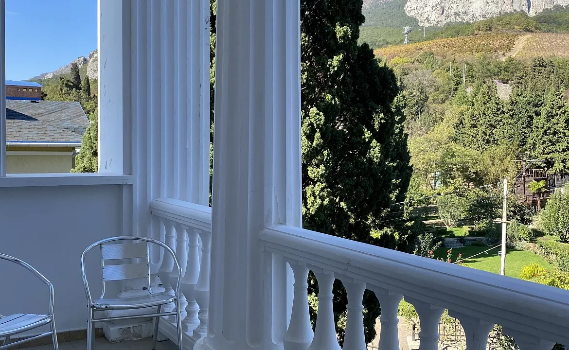 Люкс с террасой. Вилла "Ренессанс". Кореиз