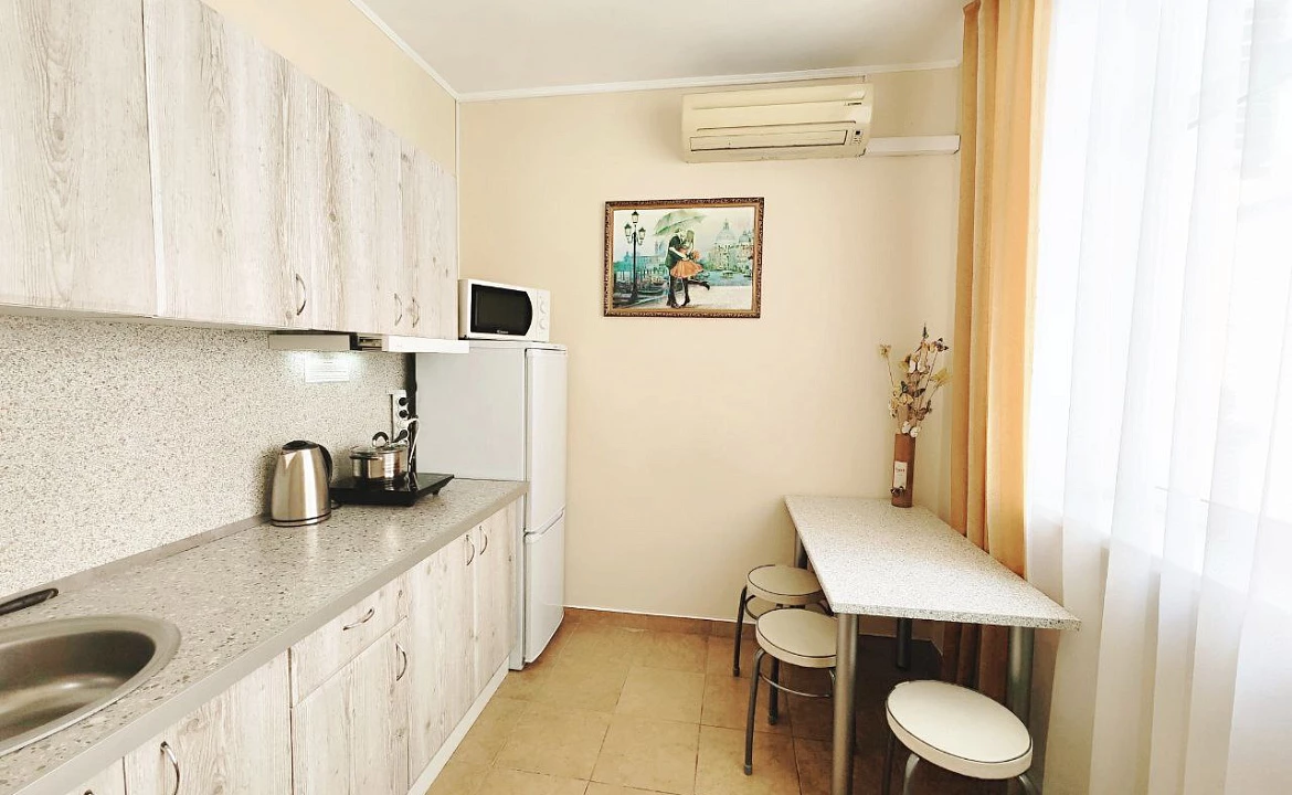 Апартаменты с балконом на 2м этаже. Гостевой дом "Регион 86" . Адлер