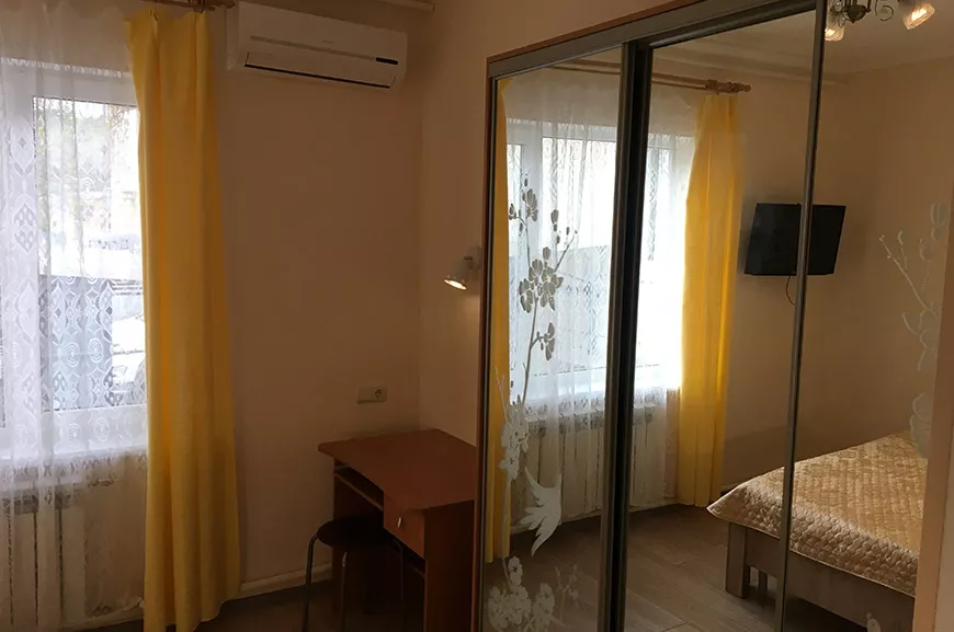 2-комнатные апартаменты (квартира в 150 м от отеля, ул. Мира 19). Дизайн-отель "Massandra". Массандра