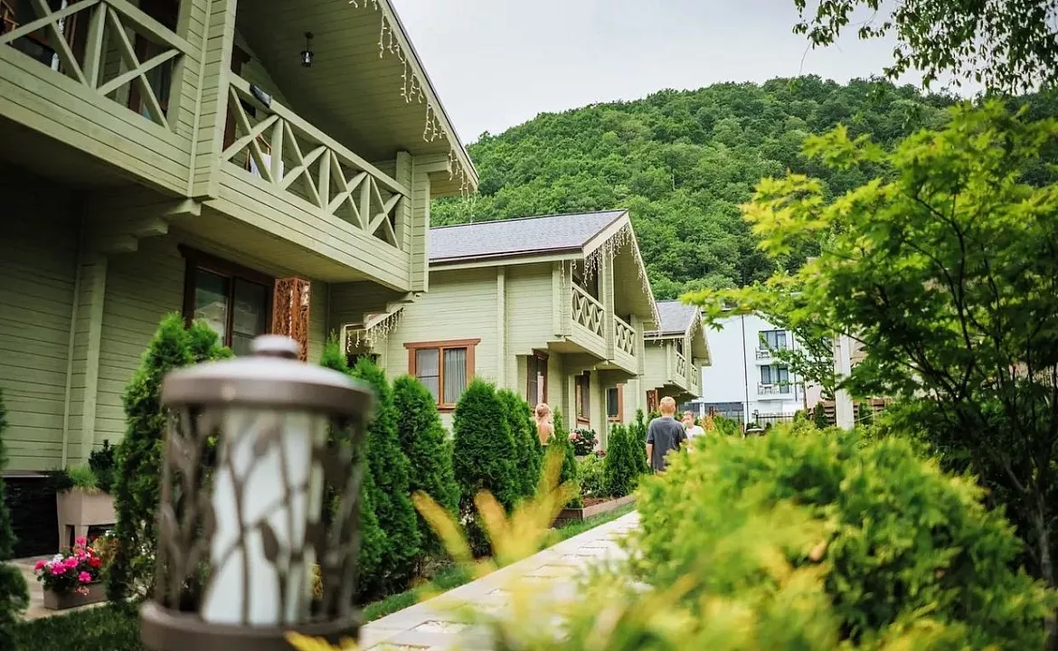 Семейный номер с двумя спальнями (первый этаж). Отель «HILLS POLYANA». Красная Поляна